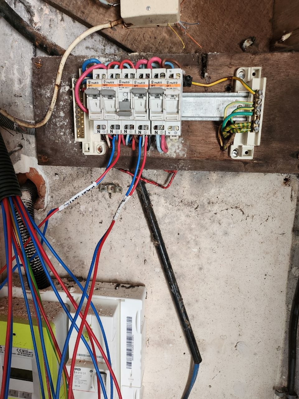 Ancien tableau électrique vétuste remplacé par Confort Elec dans la Marne